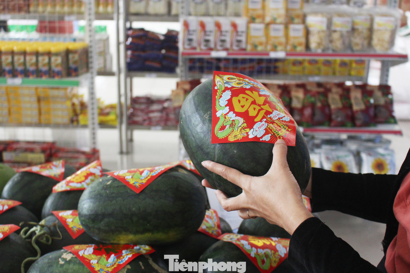 Ngoài các mặt hàng nhu yếu phẩm, thực phẩm thiết yếu, siêu thị cũng bày bán các loại thực phẩm, trái cây phục vụ Tết Ngoài các mặt hàng nhu yếu phẩm, thực phẩm thiết yếu, siêu thị cũng bày bán các loại thực phẩm, trái cây phục vụ Tết