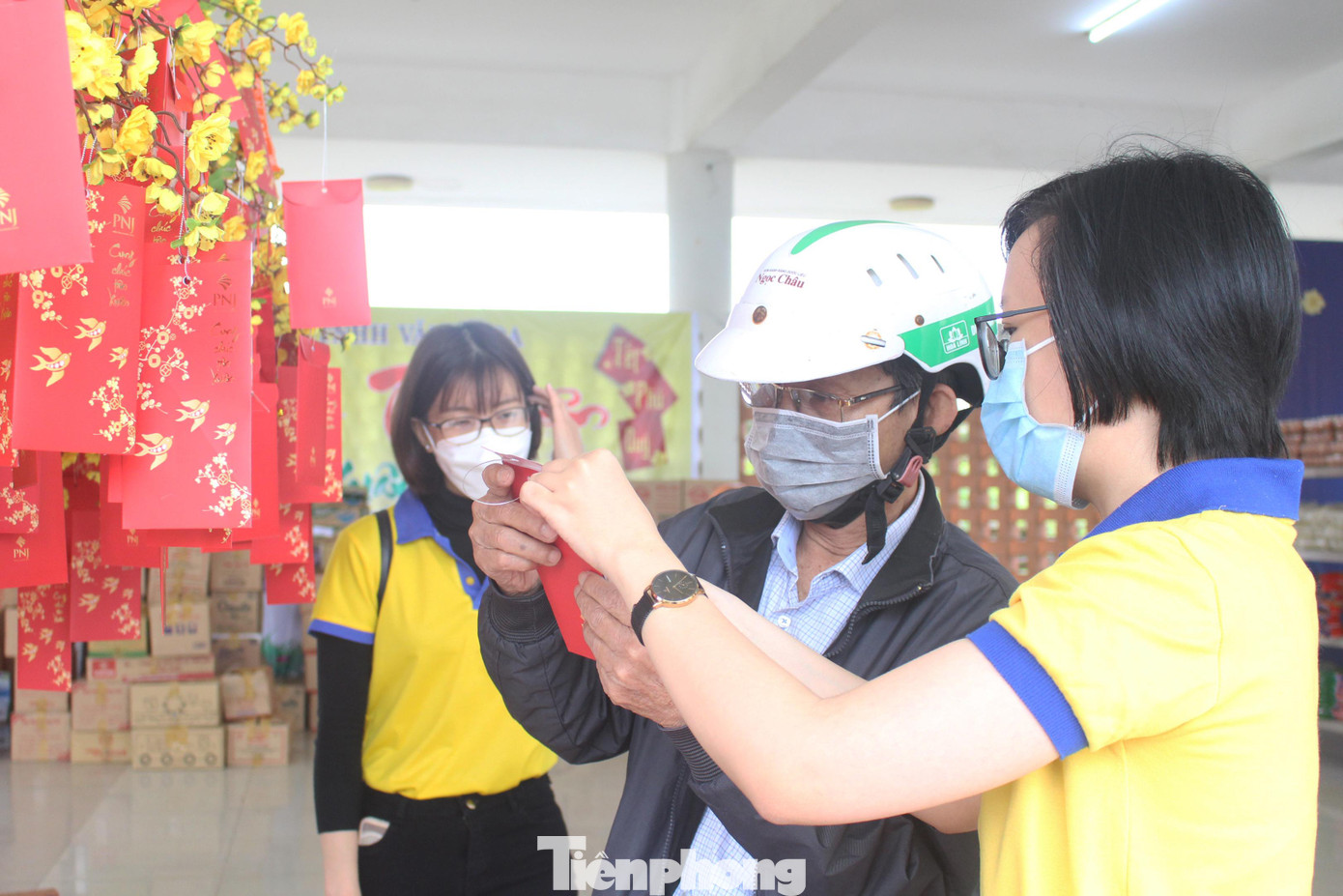 Người dân tham gia hái lộc đầu Xuân với nhiều phần "lì xì" hấp dẫn Người dân tham gia hái lộc đầu Xuân với nhiều phần "lì xì" hấp dẫn