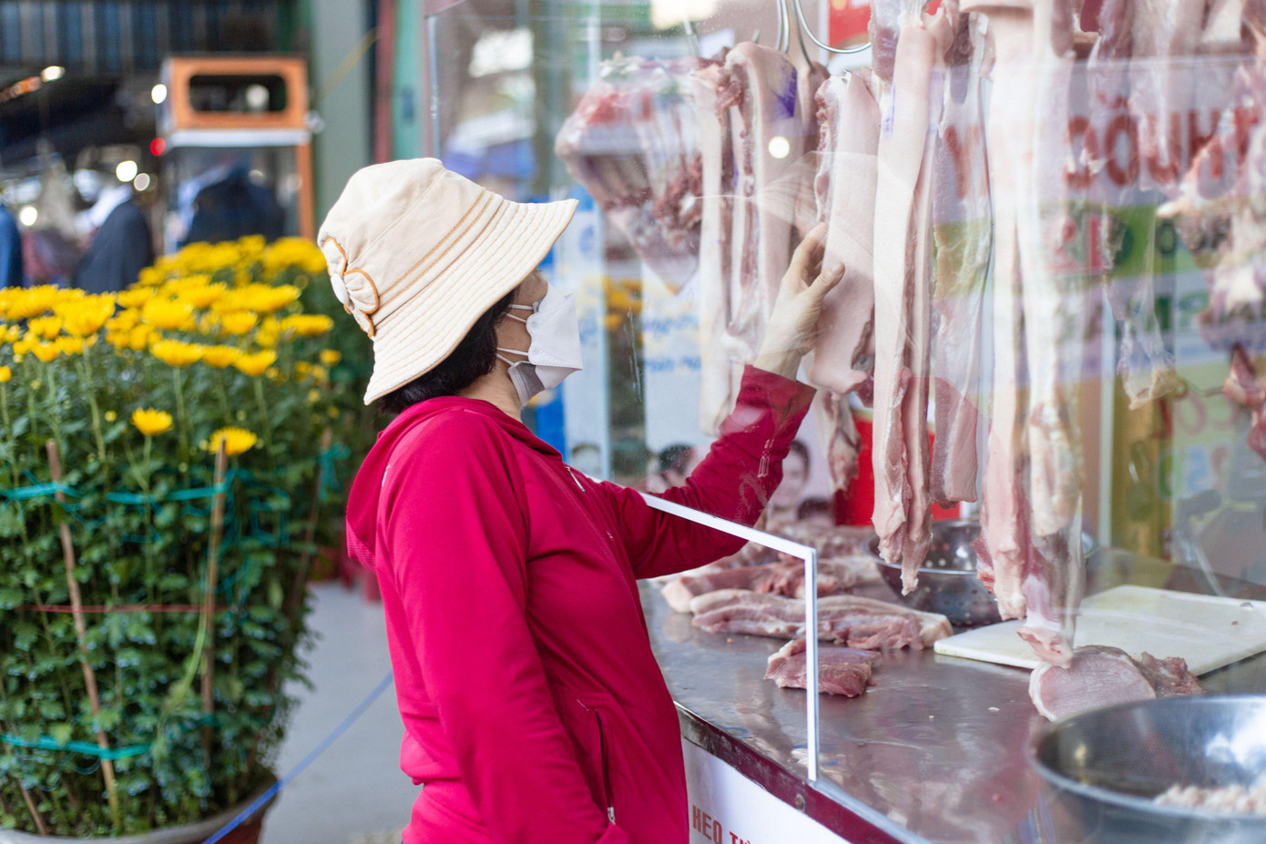 Với mức giá rẻ hơn 10 - 15% so với thị trường, các điểm bán bình ổn được nhiều người dân lựa chọn để mua sắm thực phẩm Tết Với mức giá rẻ hơn 10 - 15% so với thị trường, các điểm bán bình ổn được nhiều người dân lựa chọn để mua sắm thực phẩm Tết