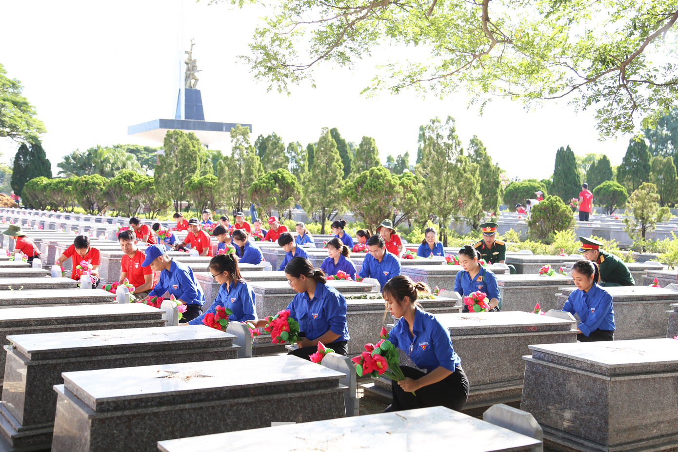 Sáng 22/7, Thành Đoàn Đà Nẵng phối hợp với Viettel Đà Nẵng tổ chức chương trình Hoa dâng mộ liệt sĩ tại các nghĩa trang trên địa bàn. Ảnh: Giang Thanh