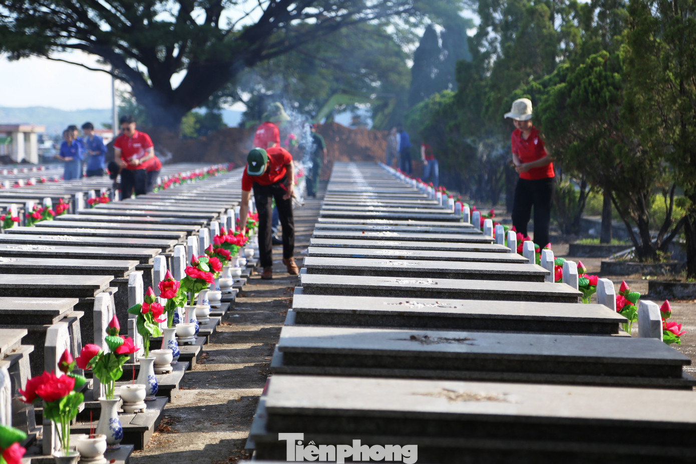 Bên cạnh chương trình Hoa dâng mộ liệt sĩ, trong thời gian tới, Thành Đoàn sẽ tiếp tục triển khai các công trình, phần việc thiết thực như: tiếp tục duy trì thường xuyên việc thực hiện mô hình “Chúng con luôn bên mẹ”, thực hiện công trình “Thắp sáng nghĩa trang”, tổ chức thăm hỏi và tặng quà cho các đối tượng người có công, gia đình chính sách...