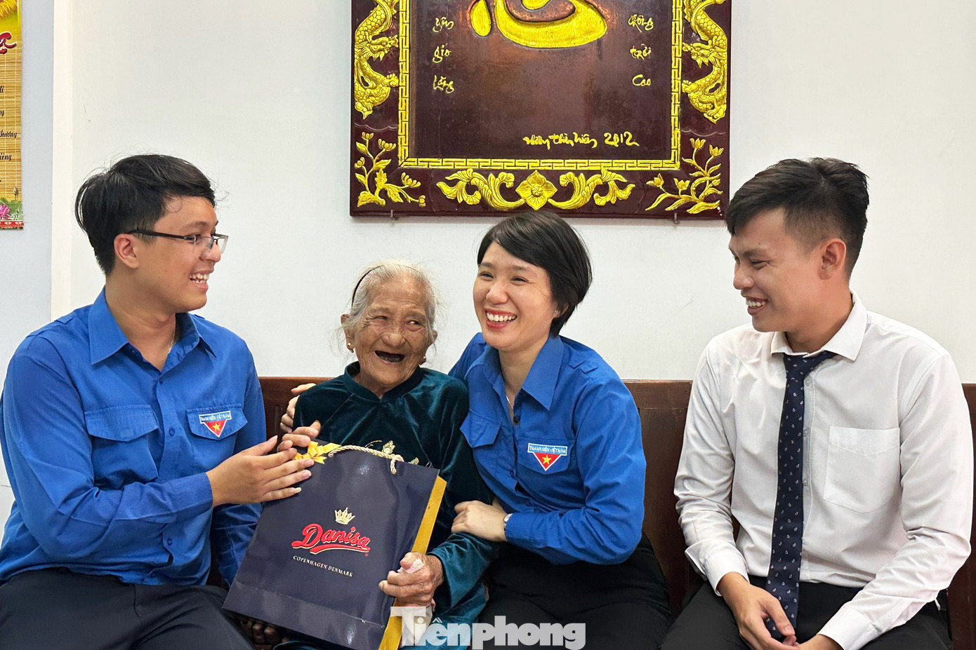 Ân cần thăm hỏi các Mẹ, lãnh đạo Thành Đoàn bày tỏ lòng biết ơn, tri ân sâu sắc trước những hy sinh, cống hiến to lớn của các Mẹ Việt Nam Anh hùng trong sự nghiệp đấu tranh, giải phóng dân tộc, thống nhất đất nước và xây dựng, bảo vệ Tổ quốc. Đồng thời, chúc các Mẹ thật nhiều sức khỏe, an hưởng tuổi già bên gia đình, con cháu, tiếp tục động viên con cháu phát huy truyền thống tốt đẹp của gia đình, phấn đấu học tập, lao động, góp sức xây dựng quê hương, đất nước.