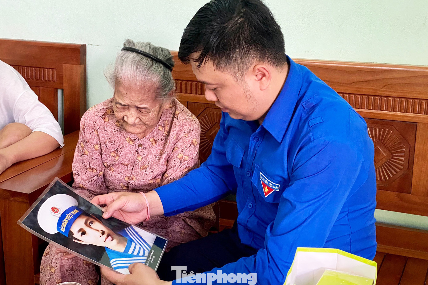 Ân cần thăm hỏi các Mẹ, lãnh đạo Thành Đoàn bày tỏ lòng biết ơn, tri ân sâu sắc trước những hy sinh, cống hiến to lớn của các Mẹ Việt Nam Anh hùng trong sự nghiệp đấu tranh, giải phóng dân tộc, thống nhất đất nước và xây dựng, bảo vệ Tổ quốc. Đồng thời, chúc các Mẹ thật nhiều sức khỏe, an hưởng tuổi già bên gia đình, con cháu, tiếp tục động viên con cháu phát huy truyền thống tốt đẹp của gia đình, phấn đấu học tập, lao động, góp sức xây dựng quê hương, đất nước.