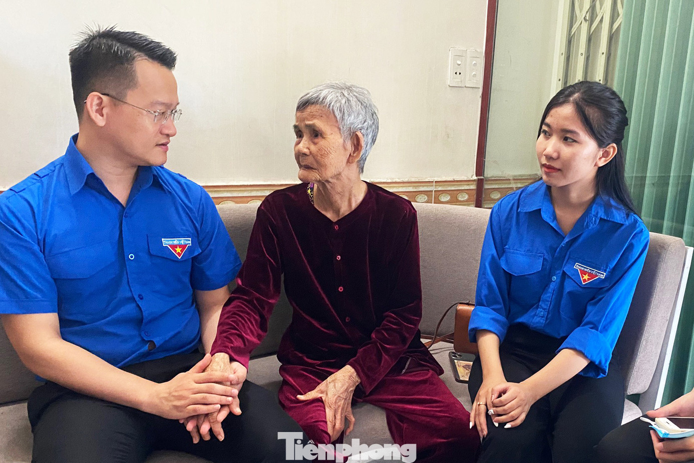 Ân cần thăm hỏi các Mẹ, lãnh đạo Thành Đoàn bày tỏ lòng biết ơn, tri ân sâu sắc trước những hy sinh, cống hiến to lớn của các Mẹ Việt Nam Anh hùng trong sự nghiệp đấu tranh, giải phóng dân tộc, thống nhất đất nước và xây dựng, bảo vệ Tổ quốc. Đồng thời, chúc các Mẹ thật nhiều sức khỏe, an hưởng tuổi già bên gia đình, con cháu, tiếp tục động viên con cháu phát huy truyền thống tốt đẹp của gia đình, phấn đấu học tập, lao động, góp sức xây dựng quê hương, đất nước.