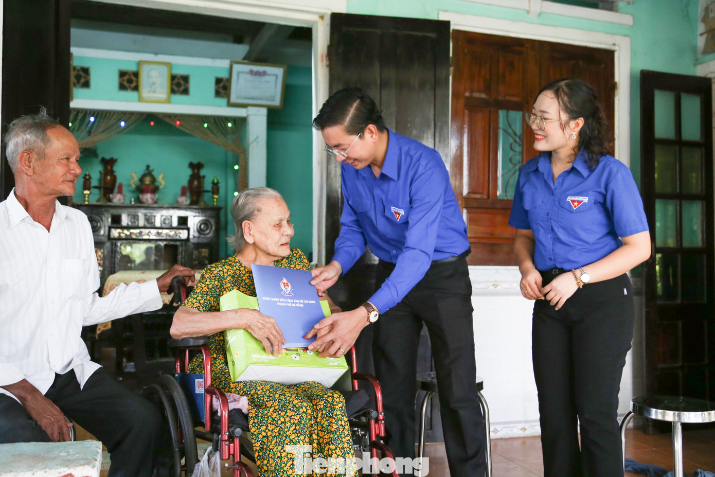 Ân cần thăm hỏi các Mẹ, lãnh đạo Thành Đoàn bày tỏ lòng biết ơn, tri ân sâu sắc trước những hy sinh, cống hiến to lớn của các Mẹ Việt Nam Anh hùng trong sự nghiệp đấu tranh, giải phóng dân tộc, thống nhất đất nước và xây dựng, bảo vệ Tổ quốc. Đồng thời, chúc các Mẹ thật nhiều sức khỏe, an hưởng tuổi già bên gia đình, con cháu, tiếp tục động viên con cháu phát huy truyền thống tốt đẹp của gia đình, phấn đấu học tập, lao động, góp sức xây dựng quê hương, đất nước.