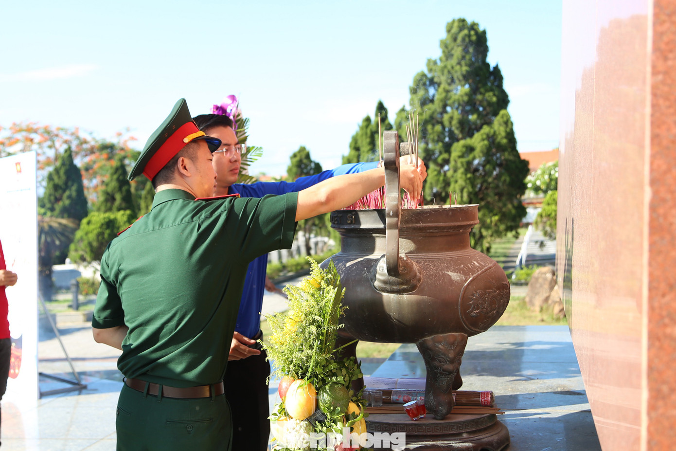 Chương trình cũng được đồng loạt triển khai tại 8 nghĩa trang liệt sĩ gồm: Nghĩa trang liệt sĩ thành phố, Nghĩa trang tại các phường Hòa Thọ Đông (quận Cẩm Lệ), Hòa Khánh Nam, Hòa Minh (quận Liên Chiểu), Hòa Hải, Hòa Quý (quận Ngũ Hành Sơn) và các xã Hòa Phong, Hòa Phước (huyện Hòa Vang).