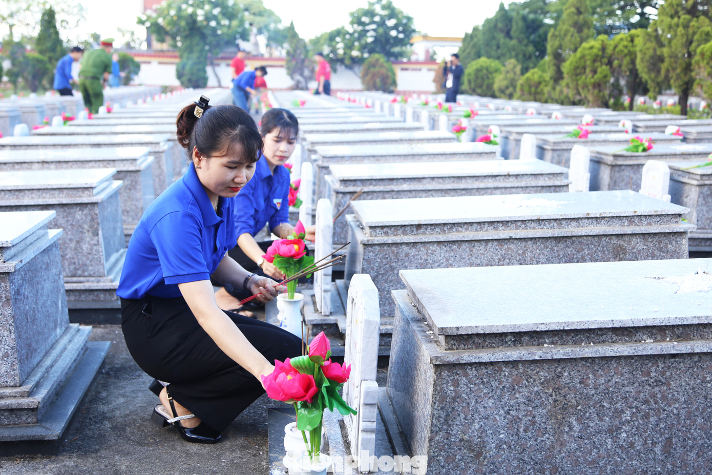 Cũng trong sáng nay, đoàn công tác của Thành Đoàn Đà Nẵng đã đến thăm hỏi các Mẹ Việt Nam Anh hùng trên địa bàn các quận, huyện. Đây là hoạt động ý nghĩa nhằm tiếp tục đẩy mạnh việc thực hiện mô hình “Chúng con luôn bên Mẹ” đã triển khai trong các cấp bộ Đoàn toàn thành phố xuyên suốt 2 năm qua.