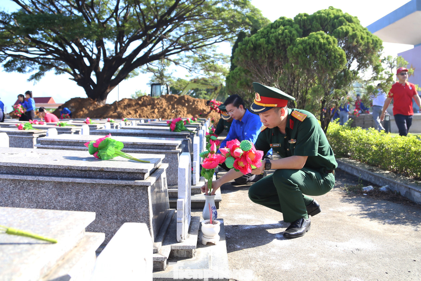 Đoàn đã tiến hành dâng hương, dâng hoa tại đài tưởng niệm Nghĩa trang liệt sĩ thành phố. Sau đó, đoàn viên thanh niên tỏa đi các khu vực để thay mới các lọ hoa, cắm hoa sen và thắp hương tại các phần mộ liệt sĩ.
