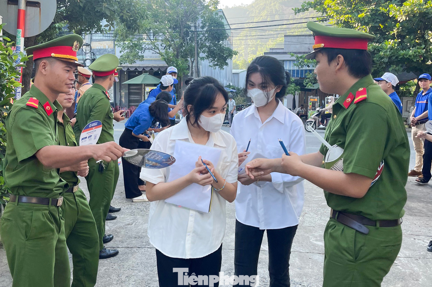 "Chương trình Tiếp sức mùa thi năm 2023 được chia thành hai đợt. Trước kỳ thi, chúng tôi đã tập trung tuyên truyền, triển khai các kênh thông tin tiếp nhận nhu cầu hỗ trợ của thí sinh, kết nối tình nguyện viên và thí sinh, nhất là thí sinh có hoàn cảnh đặc biệt... Từ nay đến khi kì thi kết thúc, hơn 1.500 tình nguyện viên sẽ thường trực để phối hợp với địa phương, điểm thi và lực lượng chức năng... nhằm hỗ trợ thí sinh và phụ huynh, hỗ trợ tổ chức tốt điểm thi, hỗ trợ hướng dẫn, phân luồng đảm bảo an toàn giao thông", anh Hùng nói.