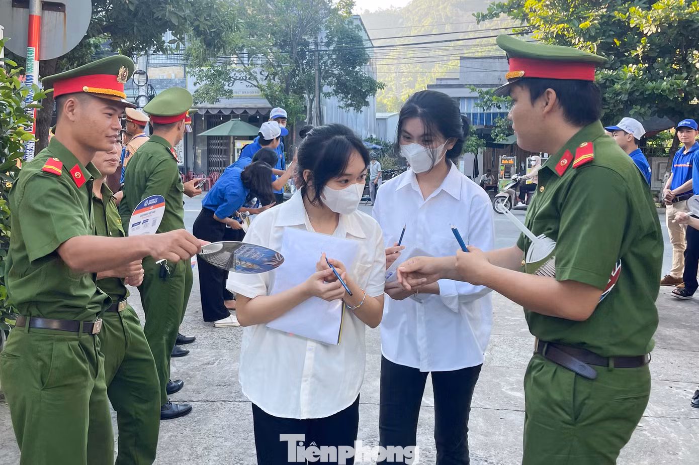 "Chương trình Tiếp sức mùa thi năm 2023 được chia thành hai đợt. Trước kỳ thi, chúng tôi đã tập trung tuyên truyền, triển khai các kênh thông tin tiếp nhận nhu cầu hỗ trợ của thí sinh, kết nối tình nguyện viên và thí sinh, nhất là thí sinh có hoàn cảnh đặc biệt... Từ nay đến khi kì thi kết thúc, hơn 1.500 tình nguyện viên sẽ thường trực để phối hợp với địa phương, điểm thi và lực lượng chức năng... nhằm hỗ trợ thí sinh và phụ huynh, hỗ trợ tổ chức tốt điểm thi, hỗ trợ hướng dẫn, phân luồng đảm bảo an toàn giao thông", anh Hùng nói.