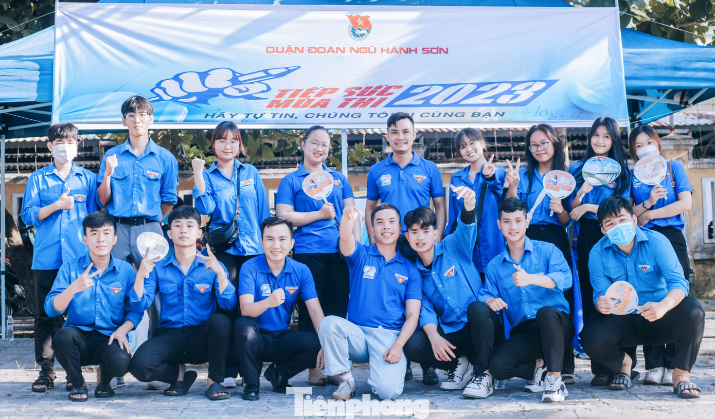 Tại Kỳ thi tốt nghiệp THPT năm 2023, Thành Đoàn - Hội Sinh viên TP Đà Nẵng thành lập 35 đội "Tiếp sức mùa thi" thu hút hơn 1.500 tình nguyện viên tham gia hỗ trợ thí sinh tại 29 điểm thi trên địa bàn.