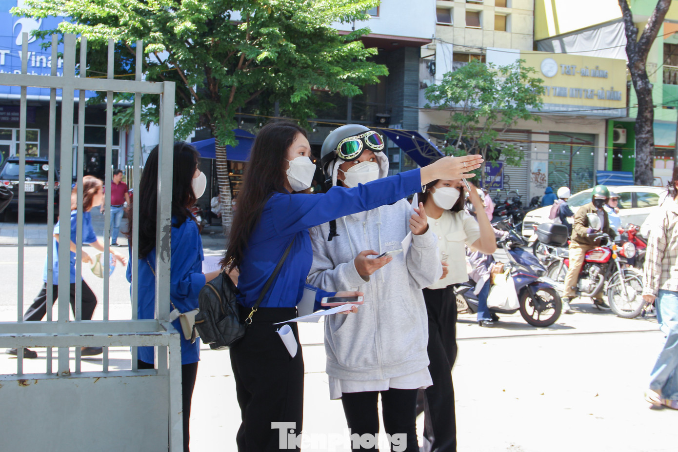 Các thí sinh được tình nguyện viên tận tình hướng dẫn vào phòng thi trong buổi làm thủ tục dự thi (chiều 27/6).