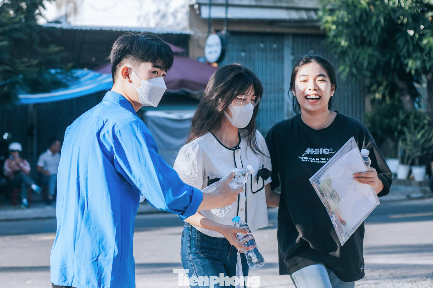 Các thí sinh tại điểm thi THPT Ngũ Hành Sơn (quận Ngũ Hành Sơn) vui vẻ nhận những chai nước mát từ tay các tình nguyện viên, hào hứng vào điểm thi với lời chúc may mắn từ những chiến sĩ áo xanh.