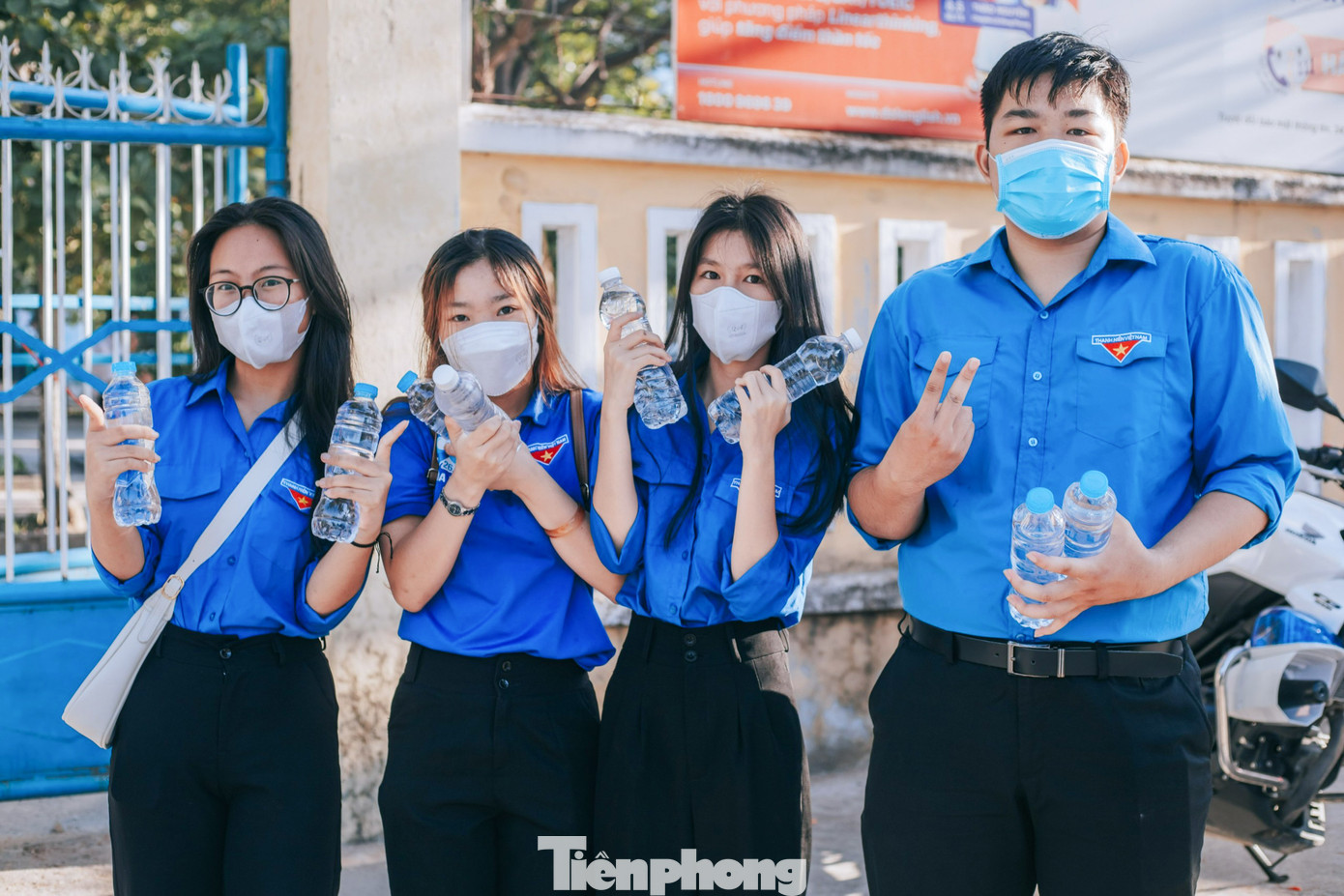 Từ sáng sớm, sắc xanh tình nguyện đã phủ khắp các điểm thi. Các tình nguyện viên đã có mặt sẵn sàng hỗ trợ sĩ tử vượt vũ môn trong kỳ thi quan trọng này.