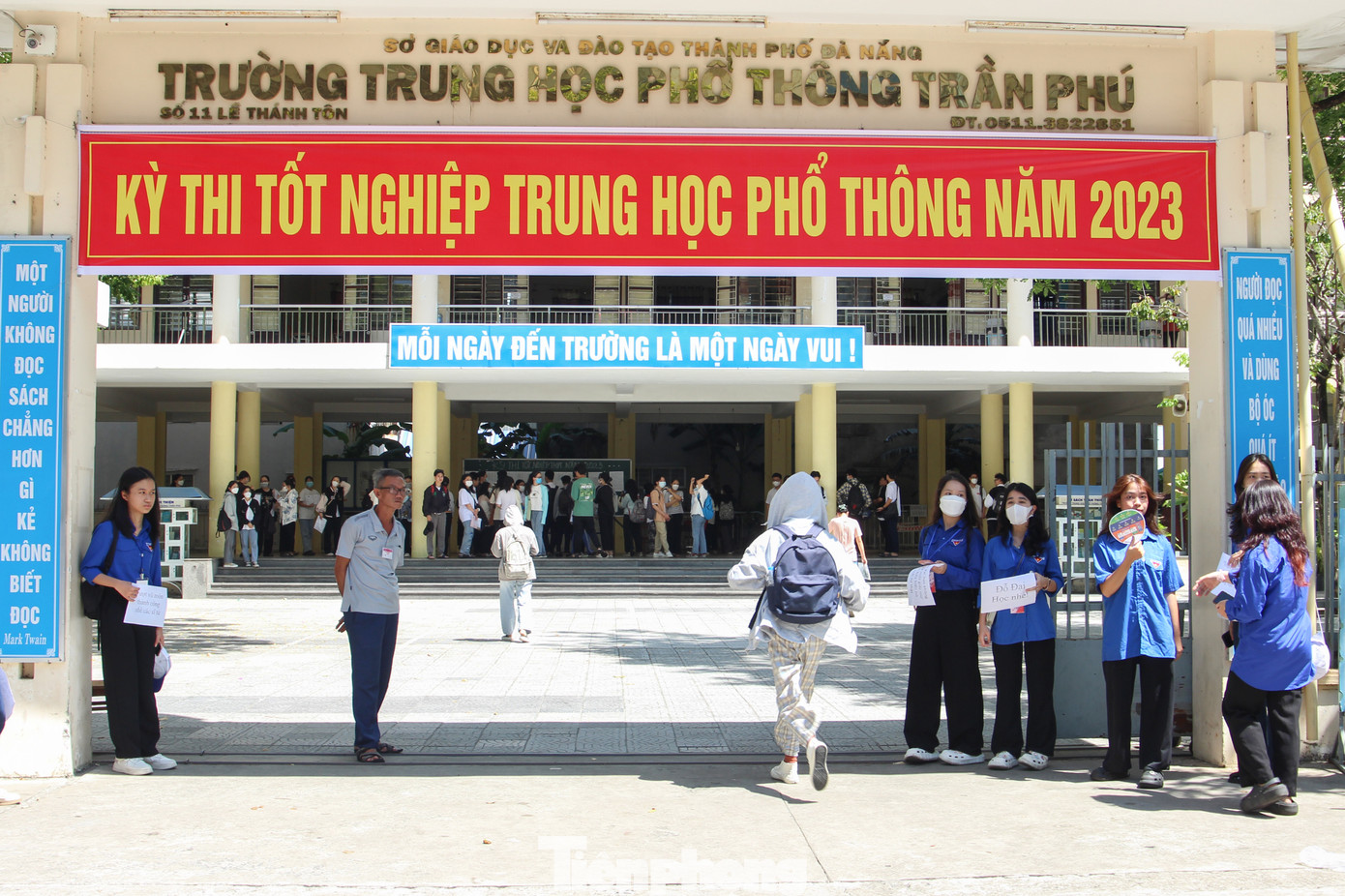 Tại điểm thi trường THPT Trần Phú (quận Hải Châu), các tình nguyện viên xếp hàng đón thí sinh trước cổng trường thi cùng những lời chúc trên tay.