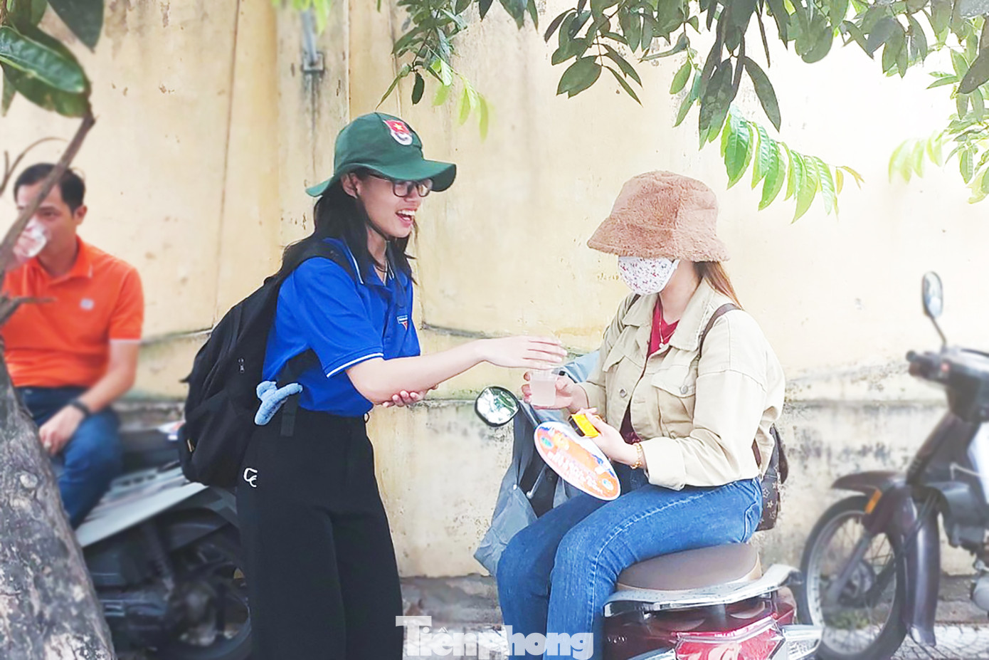 "Tại mỗi điểm thi, Quận Đoàn đều tổ chức các điểm tiếp sức mùa thi nhằm hỗ trợ tối đa cho thí sinh, các điểm đều được chuẩn bị đầy đủ từ nước uống đến bút bi, bút chì, tẩy... để tặng sĩ tử. Bên cạnh đó, các tình nguyện viên cũng triển khai tặng nước mát, quạt mát cho phụ huynh ngồi chờ con kết thúc môn thi", anh Bình nói.