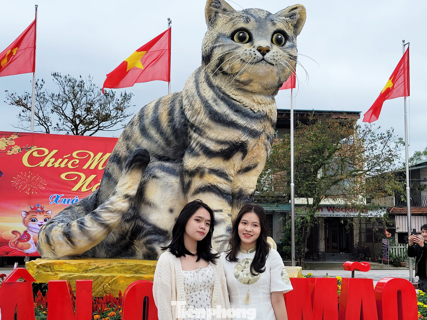 "Cả 2 tụi em đều học đại học xa nhà, nên phải đến khi mạng xã hội chia sẻ rầm rộ về chú mèo này, tụi em mới biết để rủ nhau đến đây. Nhìn ở ngoài đời, chú mèo này còn đáng yêu, chân thực hơn nhiều lần trong ảnh. Chắc chắn bạn bè em ở các tỉnh khác sẽ rất ganh tị khi em up những tấm hình check in với em mèo này lên facebook", Ngân nói.