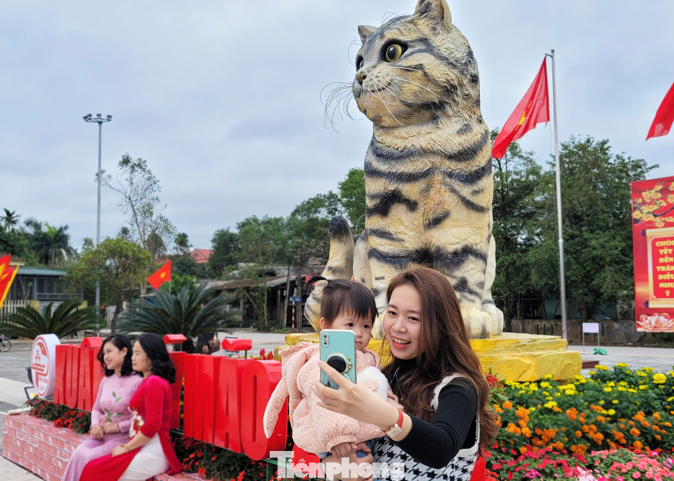 Không chỉ thu hút người dân địa phương, linh vật mèo ở huyện Triệu Phong còn níu chân nhiều du khách đi ngang qua. Nằm ở khu vực quảng trường TT Ái Tử, ngay cạnh Quốc lộ 1A nên bất kỳ ai đi ngang qua đều có thể dễ dàng nhìn thấy linh vật mèo độc đáo này. Ảnh: Giang Thanh