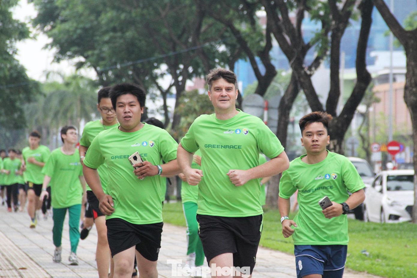 Được một người bạn "rủ rê", Matthew Wright (đến từ Úc) nhiệt tình đăng ký chạy. Từng nhận được giải thưởng Nhà môi trường trẻ năm 2010 tại Úc, ông Matthew cho biết: "Ở quê hương, tôi cũng tham gia rất nhiều hoạt động vì môi trường. Tôi thấy sự kiện này rất ý nghĩa, truyền thông điệp môi trường thông qua các hoạt động thể thao, nâng cao sức khỏe cộng đồng".