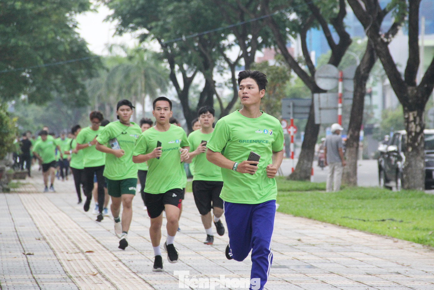 Có mặt từ sáng sớm để chuẩn bị cho giải chạy, Nguyễn Thanh Hồng Phát (sinh viên ĐH Đông Á) cùng nhóm bạn rất hào hứng. "Em biết đến sự kiện qua mạng và đăng ký tham gia. GreenRace là một hoạt động rất ý nghĩa khi mỗi bước chạy sẽ gây quỹ cho những dự án xã hội thiết thực", Phát nói.
