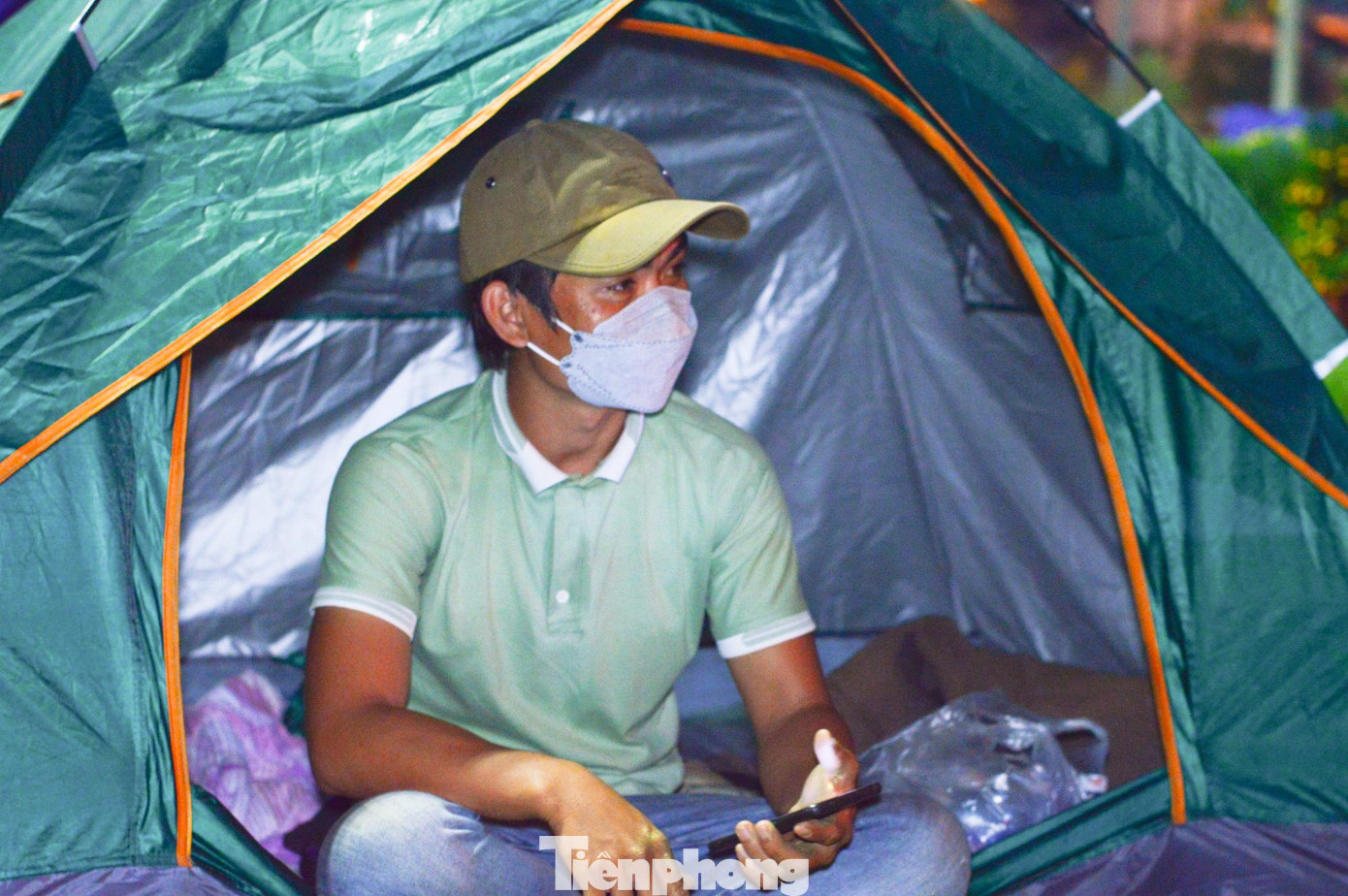 Căn lều tạm cùng anh Thông canh hoa bán Tết nhiều năm nay. Hầu như năm nào anh cũng ra đây giúp nhà vườn bán hoa Tết vì "ham vui" Căn lều tạm cùng anh Thông canh hoa bán Tết nhiều năm nay. Hầu như năm nào anh cũng ra đây giúp nhà vườn bán hoa Tết vì "ham vui"