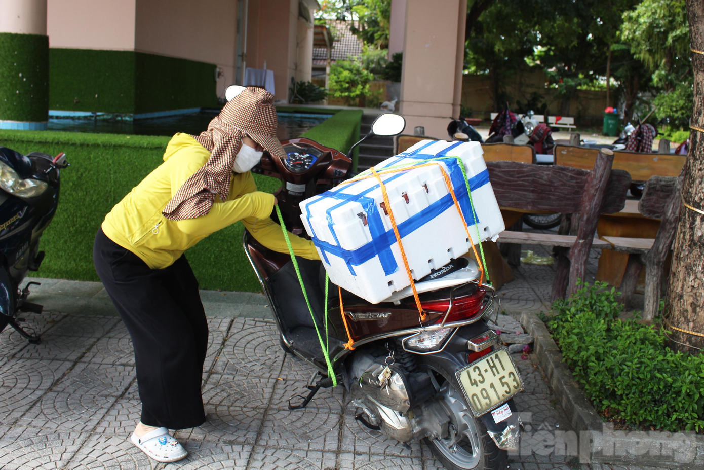 Nghe thông tin Đà Nẵng hỗ trợ tiêu thụ vải thiều Bắc Giang từ cô con gái, cô Hoàng Thị Lệ Minh (phường Hòa Cường Bắc, quận Hải Châu) cũng tự chạy xe máy đến mua 1 thùng ủng hộ. "16 kí vải một mình gia đình tôi ăn cũng không hết nên trước khi đi, tôi có bàn với hàng xóm chia đôi rồi bỏ tủ lạnh ăn dần. Đây cũng là chút sức nhỏ để hỗ trợ bà con nông dân ở tâm dịch Bắc Giang lúc khó khăn", cô Minh nói.