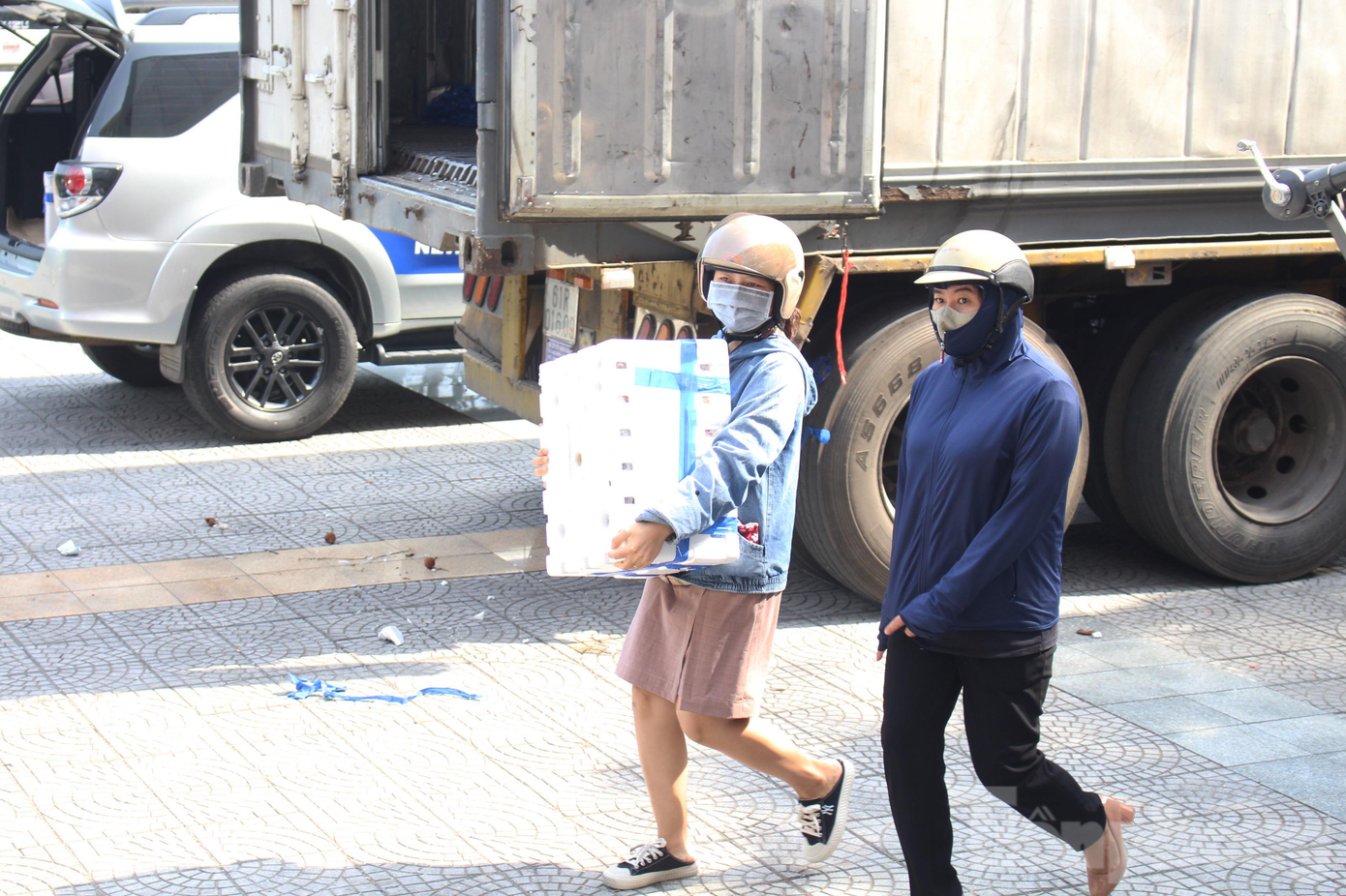 &quot;Mỗi container trị giá khoảng 500 triệu đồng. Lúc đứng lên nhận trách nhiệm tiêu thụ, chúng tôi cũng rất bỡ ngỡ nhưng vẫn &quot;liều&quot; nhận với tinh thần cùng lắm không bán được thì anh em chia nhau dùng. Không ngờ, bà con ủng hộ rất nhiệt tình. Từng đợt dịch bệnh sẽ có những địa phương là tâm dịch bị ảnh hưởng nặng nề nhất. Đà Nẵng từng là tâm dịch, từng được các địa phương khác giúp đỡ. Chúng tôi quyết định làm chương trình này vì trách nhiệm với cộng đồng, sẻ chia với bà con nông dân ở tâm dịch Bắc Giang&quot;, ông Vương nói.