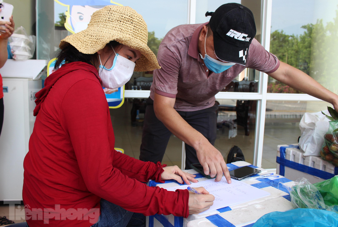 Có mặt từ sáng sớm, gia đình cô Đậu Thị Vĩnh Phùng (phường Thuận Phước, quận Hải Châu) mua hỗ trợ 3 thùng vải. Biết thông tin về chương trình qua facebook, cô nhắn tin cho nhóm bạn hưu trí để cùng mua ủng hộ. Nhà có ô tô, vợ chồng cô Phùng nhận nhiệm vụ đến Thành đoàn chở vải về giúp mọi người. "Tôi mua ủng hộ người dân trồng vải ở Bắc Giang đang gặp khó đầu ra vì dịch bệnh COVID-19. Tôi nghĩ BTC cũng ít người, không bán lẻ và ship được nên chủ động gom quanh hàng xóm và bạn bè rồi đến tận nơi mua", cô Phùng cho biết.