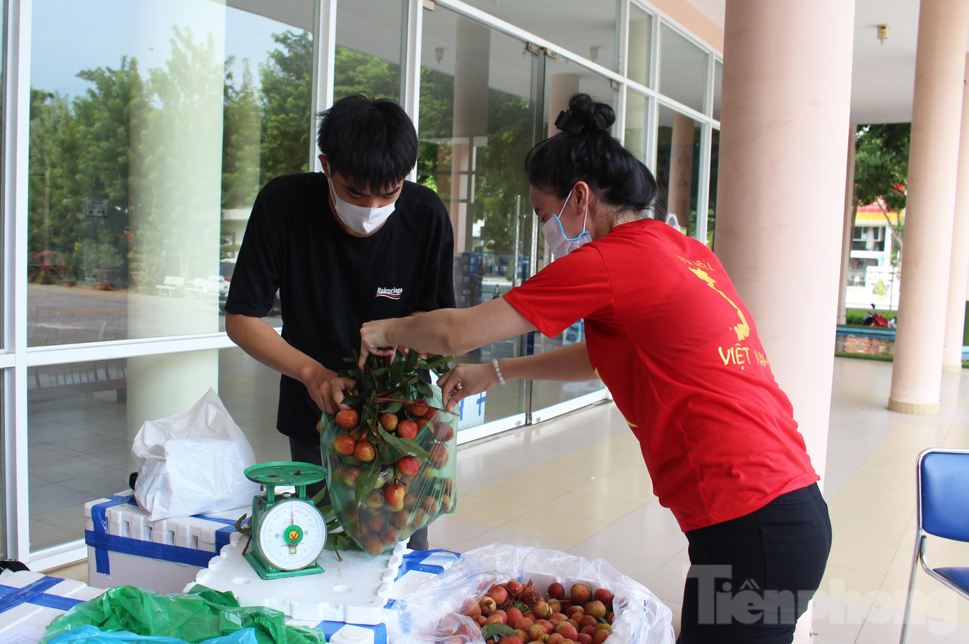 Trong sáng nay, với sự hỗ trợ của lực lượng TNV, Hội Doanh nhân trẻ cũng triển khai bán lẻ và ship đến tận nhà cho những người dân có nhu cầu.