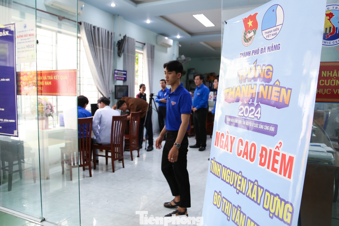 Thành Đoàn cũng thăm, tặng quà đội hình tình nguyện hướng dẫn người dân sử dụng dịch vụ công trực tuyến tại UBND phường Hòa Cường Nam.