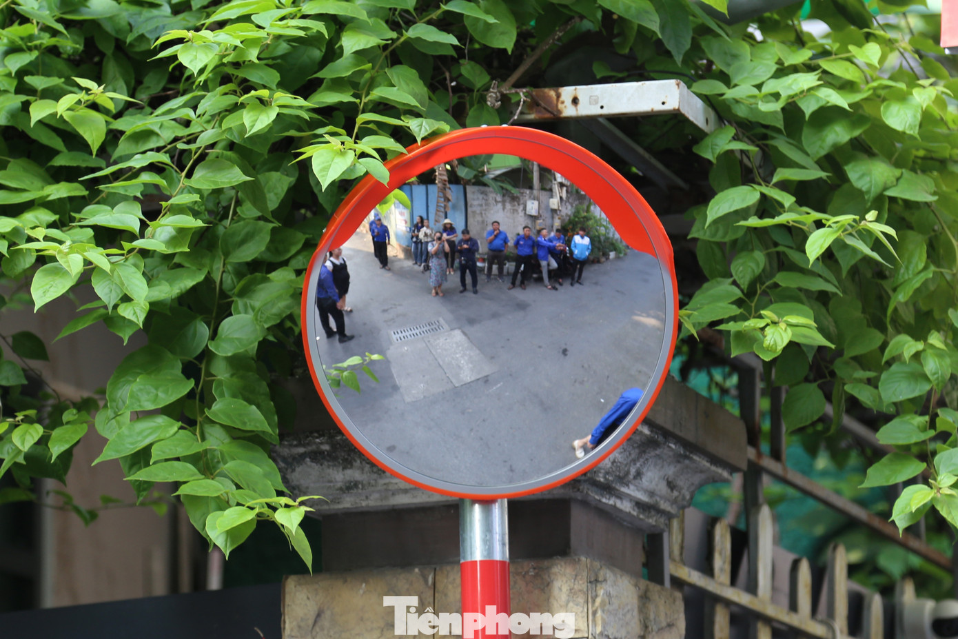 Ở khu vực đầu kiệt, Đoàn phường lắp đặt gương cầu lồi, camera , đèn chiếu sáng, bảng cảnh báo... để đảm bảo an toàn cho người dân khi tham gia giao thông. Thời gian tới, đơn vị sẽ bố trí thêm gờ giảm sốc và biển báo kiệt hẻm.