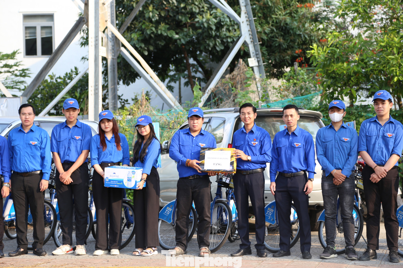 Cũng trong ngày cao điểm, các đơn vị trực thuộc, các Quận, Huyện Đoàn cũng đồng loạt triển khai các hoạt động tuyên truyền thanh toán không dùng tiền mặt, hỗ trợ tiểu thương các chợ, chủ cửa hàng... cài đặt ứng dụng và sử dụng các phương thức thanh toán trực tuyến...