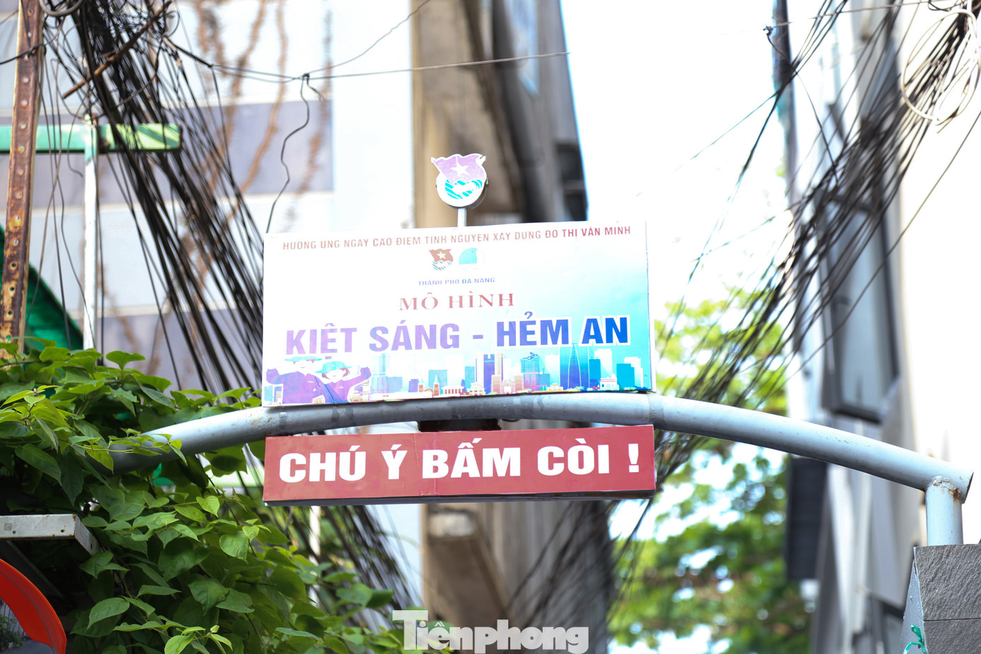 Ở khu vực đầu kiệt, Đoàn phường lắp đặt gương cầu lồi, camera , đèn chiếu sáng, bảng cảnh báo... để đảm bảo an toàn cho người dân khi tham gia giao thông. Thời gian tới, đơn vị sẽ bố trí thêm gờ giảm sốc và biển báo kiệt hẻm.