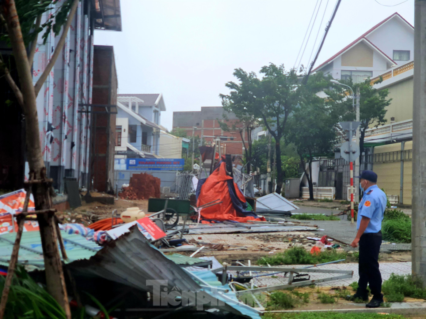 Nhà hàng trên đường Võ Văn Kiệt tan hoang sau bão. Đa phần các nhà hàng ở khu vực này đều xây dựng với kết cấu khung thép, lợp tôn nên chịu ảnh hưởng nặng nề khi bão lớn đổ bộ. Nhà hàng trên đường Võ Văn Kiệt tan hoang sau bão. Đa phần các nhà hàng ở khu vực này đều xây dựng với kết cấu khung thép, lợp tôn nên chịu ảnh hưởng nặng nề khi bão lớn đổ bộ.