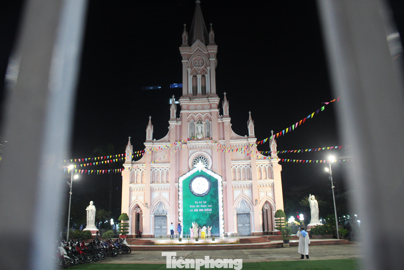 Khoảng từ 19h ngày 24/12, phố phường Đà Nẵng tấp nập dòng người xuống đường đón Giáng sinh. Tại khu vực Nhà thờ Chánh tòa Đà Nẵng, dù Thánh lễ được tổ chức và giới hạn số người tham gia, nhưng nhiều giáo dân vẫn tập trung ở khu vực cổng để dự lễ.