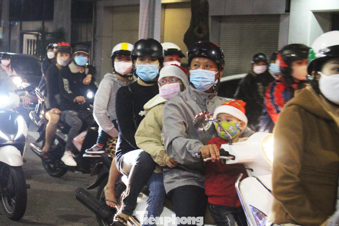 Tại khu vực đường Trần Phú (trước Nhà thờ Chánh tòa Đà Nẵng), một số người dân nán lại để chụp hình lưu niệm, theo dõi Thánh Lễ từ bên ngoài gây tình trạng ùn ứ nhẹ. Lực lượng chức năng có mặt ở đây liên tục nhắc nhở người dân nhanh chóng di chuyển tránh ùn tắc.