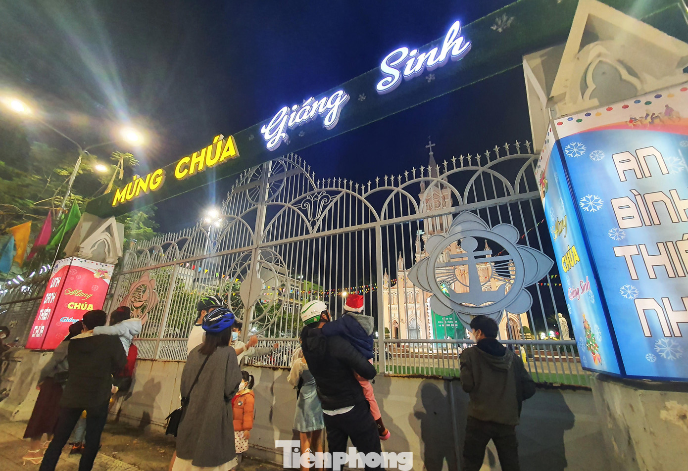 Các Giáo xứ trên địa bàn Đà Nẵng cũng khuyến khích giáo dân ở nhà, dự Thánh Lễ trực tuyến, hạn chế tập trung đông người trong điều kiện dịch bệnh vẫn còn diễn biến phức tạp. Nhiều bậc phụ huynh đem theo con nhỏ kiên trì chờ đợi và theo dõi Thánh Lễ từ khu vực cổng của Nhà thờ Chánh tòa Đà Nẵng.