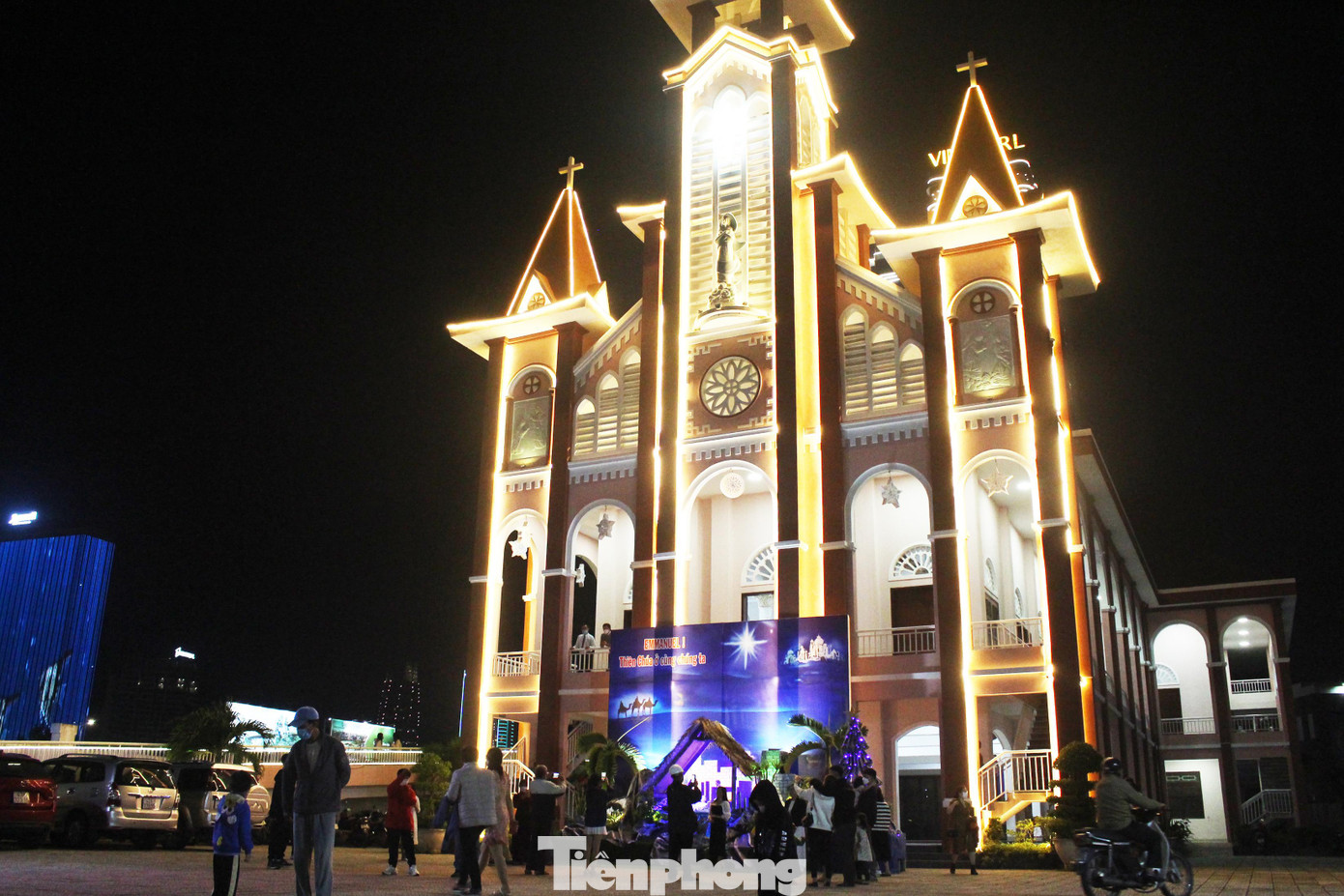 Tại khu vực Nhà thờ Giáo xứ An Hải (quận Sơn Trà), nhiều người dân tranh thủ trước thời điểm nhà thờ chưa đóng cửa để vào tham quan, chụp hình với các tiểu cảnh hang đá, cây thông Noel... Đúng 19h15, nhà thờ này sẽ đóng cổng chính để tổ chức Thánh Lễ, mỗi gia đình, giáo họ sẽ cử đại diện tham dự Thánh Lễ trực tiếp theo quy định với số lượng hạn chế để đảm bảo quy định phòng chống dịch.