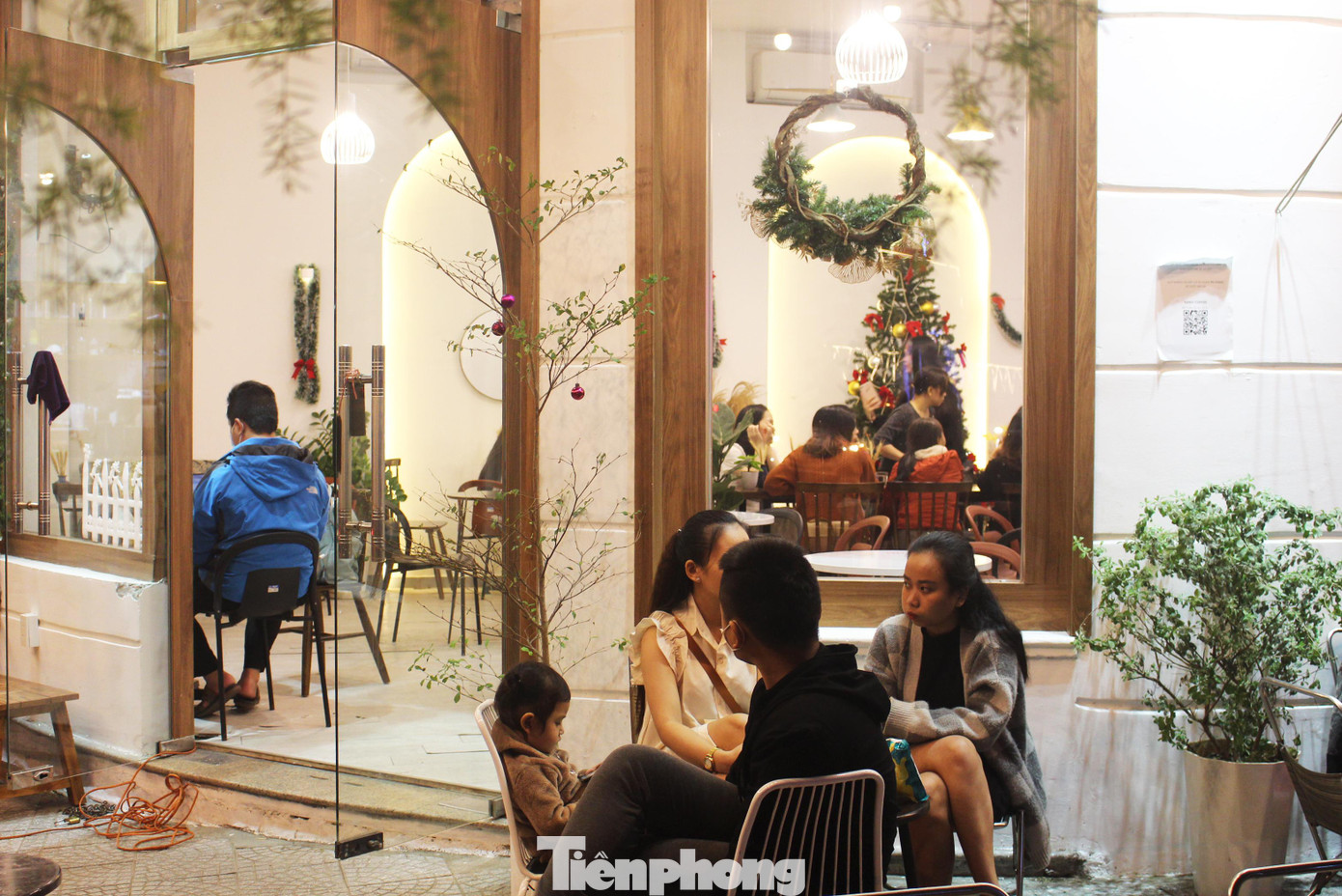 Nhiều bạn trẻ lựa chọn những quán cafe được trang hoàng Noel lung linh để tụ tập, trò chuyện và lưu lại một vài khoảng khắc đẹp... vào đêm Giáng sinh.