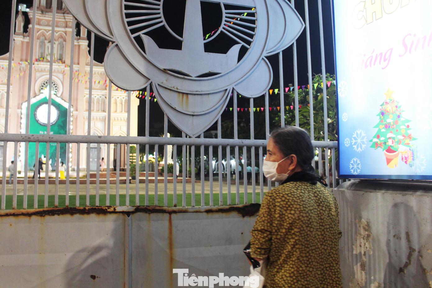 Bà Trần Thị Bê (70 tuổi, quê ở Quảng Nam) đi bộ vài km từ nhà (ở quận Sơn Trà) sang Nhà thờ Chánh tòa để lễ vọng từ khu vực cổng. "Năm nay, do dịch bệnh nên Nhà thờ hạn chế giáo dân tham dự Thánh Lễ. Dù vậy nhưng tôi vẫn muốn sang đây để lễ vọng, bày tỏ lòng thành sau đó mới quay về nhà theo dõi Thánh Lễ trực tuyến", bà Bê cho hay.