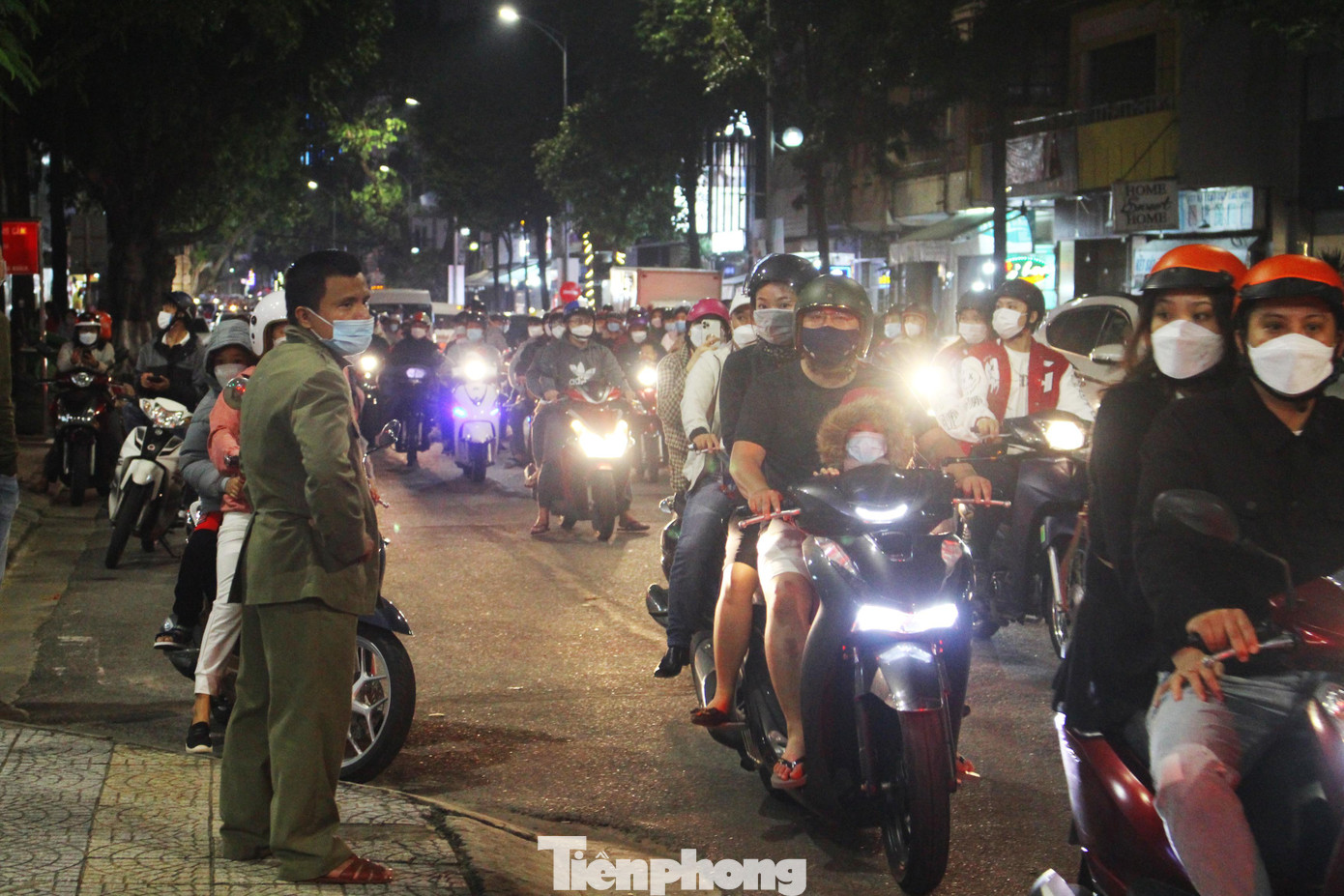 Các tuyến đường lớn ở Đà Nẵng như Trần Phú, Bạch Đằng, Lê Duẩn, Nguyễn Văn Linh... càng về tối càng trở nên đông đúc khi người dân đổ ra đường đón Giáng sinh.