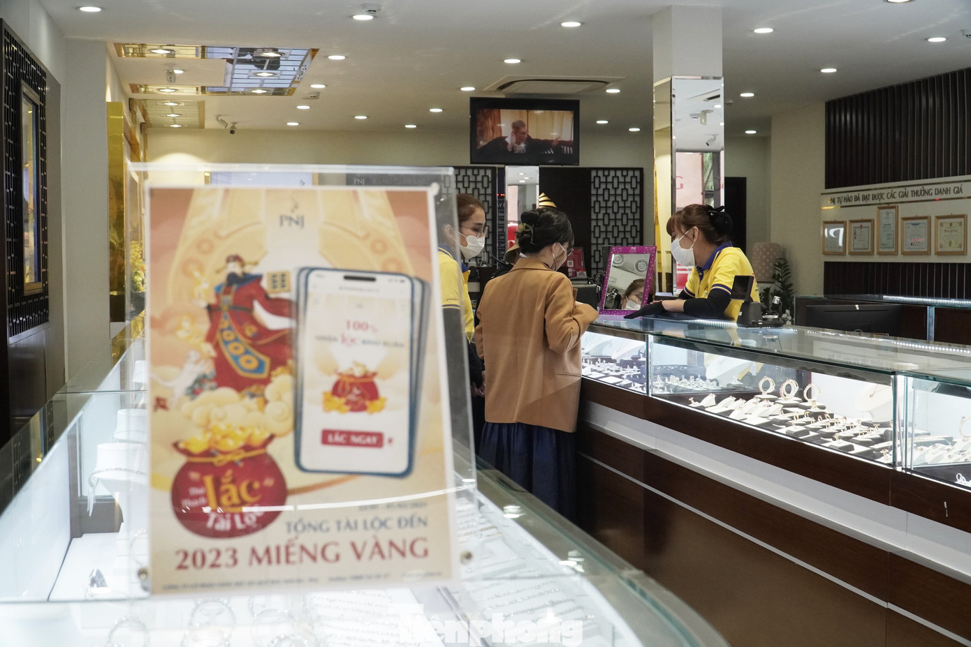 Nhiều cửa hàng cũng áp dụng các chương trình lì xì, khuyến mãi để tri ân khách hàng dịp đầu năm mới. Tranh thủ đi chợ sớm, bà Đặng Thị Hoa (SN 1969, phường Hải Châu 1, quận Hải Châu) ghé cửa hàng vàng để mua 1 chỉ vàng lấy vía. “Giá vàng ngày vía Thần Tài năm nay cũng khá ổn nên tôi mua một ít lấy may. Mong năm mới, công việc buôn bán được thuận lợi, hanh thông”, bà Hoa cho biết. Nhiều cửa hàng cũng áp dụng các chương trình lì xì, khuyến mãi để tri ân khách hàng dịp đầu năm mới. Tranh thủ đi chợ sớm, bà Đặng Thị Hoa (SN 1969, phường Hải Châu 1, quận Hải Châu) ghé cửa hàng vàng để mua 1 chỉ vàng lấy vía. “Giá vàng ngày vía Thần Tài năm nay cũng khá ổn nên tôi mua một ít lấy may. Mong năm mới, công việc buôn bán được thuận lợi, hanh thông”, bà Hoa cho biết.