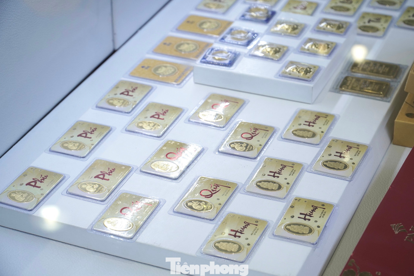 Theo bà Võ Thị Như Phương (chủ một cửa hàng vàng ở quận Sơn Trà), năm nay, lượng người dân mua vàng nhiều hơn năm ngoái. "Theo quan niệm, sở hữu vàng vào ngày vía Thần tài mang lại sự may mắn trong cả năm. Thế nên dịp này, đa phần các cửa hàng đều mở cửa sớm để phục vụ nhu cầu tăng cao của người dân", bà Phương nói. Theo bà Võ Thị Như Phương (chủ một cửa hàng vàng ở quận Sơn Trà), năm nay, lượng người dân mua vàng nhiều hơn năm ngoái. "Theo quan niệm, sở hữu vàng vào ngày vía Thần tài mang lại sự may mắn trong cả năm. Thế nên dịp này, đa phần các cửa hàng đều mở cửa sớm để phục vụ nhu cầu tăng cao của người dân", bà Phương nói.