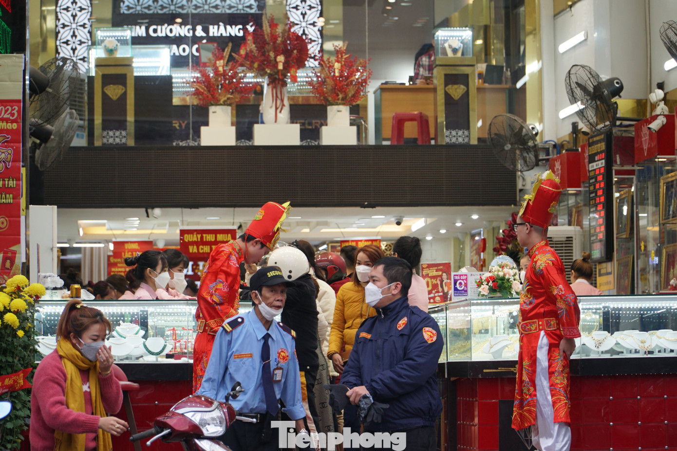 Sáng cùng ngày tại Đà Nẵng, nhiều người dân tới các công ty vàng, tiệm vàng trên địa bàn thành phố để mua vàng may mắn trong ngày vía Thần Tài. Sáng cùng ngày tại Đà Nẵng, nhiều người dân tới các công ty vàng, tiệm vàng trên địa bàn thành phố để mua vàng may mắn trong ngày vía Thần Tài.