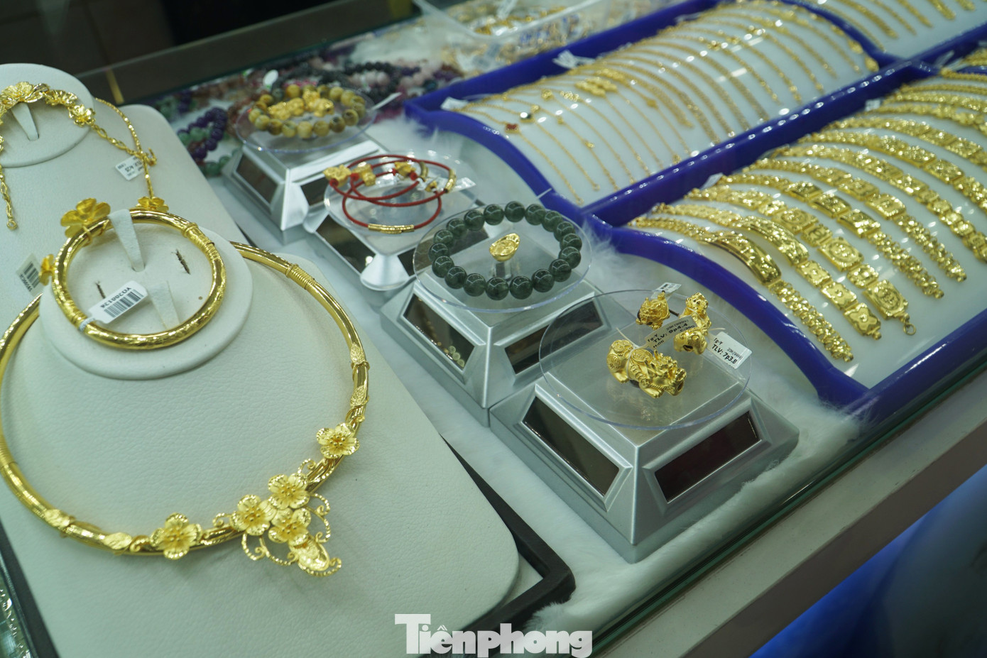 Bên cạnh mặt hàng bán chạy nhất là vàng khâu, các sản phẩm vàng trong ngày vía Thần Tài tại các cửa hàng ở Đà Nẵng rất đa dạng như: vàng hình thần tài, hình mèo – linh vật của năm; tượng mèo vàng, thần tài, tì hưu vàng… Ngoài ra, các mặt hàng như nhẫn kim tiền, trang sức phong thủy may mắn, trang sức gắn đá phong thủy, vòng chỉ đỏ phối charm vàng... cũng hút khách. Bên cạnh mặt hàng bán chạy nhất là vàng khâu, các sản phẩm vàng trong ngày vía Thần Tài tại các cửa hàng ở Đà Nẵng rất đa dạng như: vàng hình thần tài, hình mèo – linh vật của năm; tượng mèo vàng, thần tài, tì hưu vàng… Ngoài ra, các mặt hàng như nhẫn kim tiền, trang sức phong thủy may mắn, trang sức gắn đá phong thủy, vòng chỉ đỏ phối charm vàng... cũng hút khách.