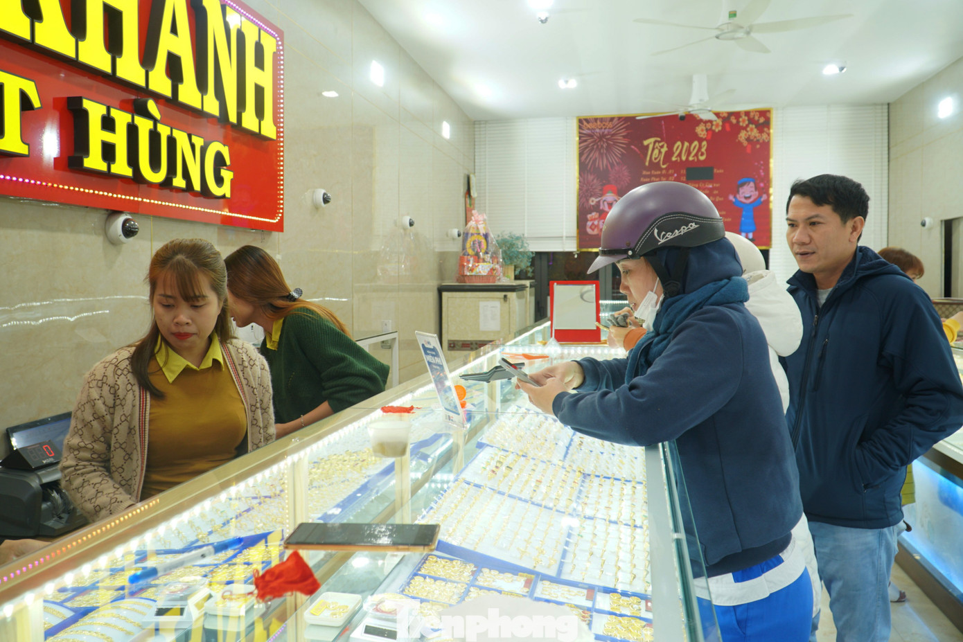 Như thông lệ, cứ đến ngày vía Thần tài, chị Phùng Thị Hồng (phường Hoà Xuân, quận Cẩm Lệ) lại mua vàng cầu may. "Năm nào, tôi cũng sắp xếp để mua 1, 2 chỉ vào ngày này. Giá vàng năm nay cũng khá tốt, không quá đắt nên tôi thấy mọi người đi mua đông hơn. Tôi cũng không đặt nặng giá cả vì mua may mắn, tài lộc cho cả năm", chị Hồng nói. Như thông lệ, cứ đến ngày vía Thần tài, chị Phùng Thị Hồng (phường Hoà Xuân, quận Cẩm Lệ) lại mua vàng cầu may. "Năm nào, tôi cũng sắp xếp để mua 1, 2 chỉ vào ngày này. Giá vàng năm nay cũng khá tốt, không quá đắt nên tôi thấy mọi người đi mua đông hơn. Tôi cũng không đặt nặng giá cả vì mua may mắn, tài lộc cho cả năm", chị Hồng nói.