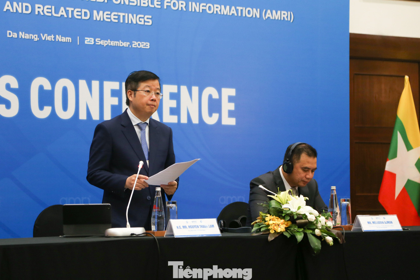 Thứ trưởng Bộ TT&amp;TT Nguyễn Thanh Lâm và Thư ký thường trực của Văn phòng Thủ tướng Brunei Meluddin Ajman chủ trì họp báo. Ảnh: Giang Thanh