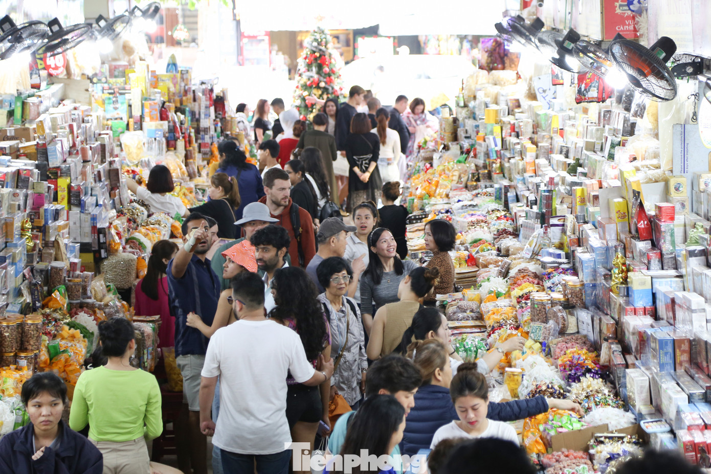 Ghi nhận trưa 31/12, dù thời tiết không mấy thuận lợi, mưa kéo dài từ sáng nhưng chợ du lịch lớn nhất Đà Nẵng vẫn đông đúc, nhộn nhịp mua bán. Ghi nhận trưa 31/12, dù thời tiết không mấy thuận lợi, mưa kéo dài từ sáng nhưng chợ du lịch lớn nhất Đà Nẵng vẫn đông đúc, nhộn nhịp mua bán.