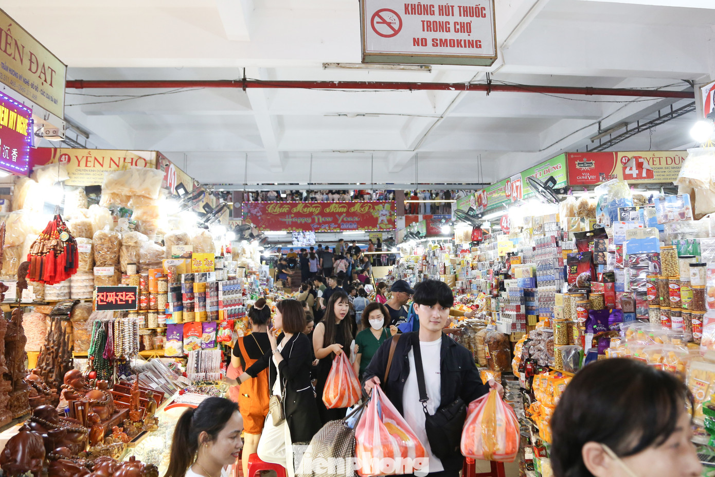 Theo báo cáo của Sở Du lịch thành phố Đà Nẵng, tổng lượng khách tham quan, du lịch Đà Nẵng trong dịp Noel và Tết Dương lịch 2024 (23/12/2023 - 1/1/2024) ước đạt khoảng 261 ngàn lượt khách (tăng 34,7% so với cùng kỳ). Theo báo cáo của Sở Du lịch thành phố Đà Nẵng, tổng lượng khách tham quan, du lịch Đà Nẵng trong dịp Noel và Tết Dương lịch 2024 (23/12/2023 - 1/1/2024) ước đạt khoảng 261 ngàn lượt khách (tăng 34,7% so với cùng kỳ).