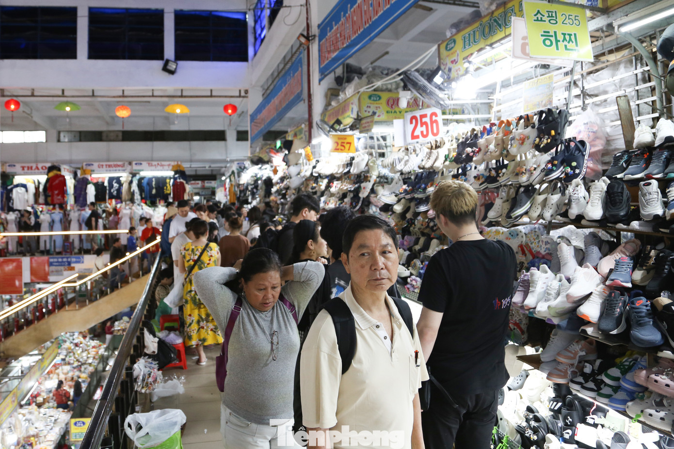 Các kiot ở khu vực tầng 2 chợ Hàn lúc nào cũng chật kín du khách. Vì lượng khách Hàn Quốc rất đông nên các tiểu thương cũng treo sẵn bảng giá bằng tiếng Hàn để mời khách. Các kiot ở khu vực tầng 2 chợ Hàn lúc nào cũng chật kín du khách. Vì lượng khách Hàn Quốc rất đông nên các tiểu thương cũng treo sẵn bảng giá bằng tiếng Hàn để mời khách.